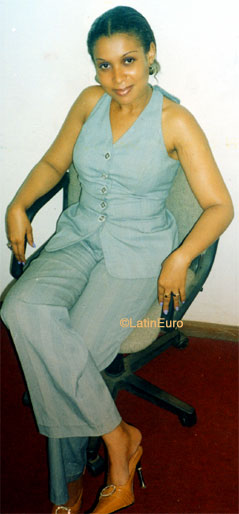 Date this happy Cameroon girl Vanessa from Yaounde A9973