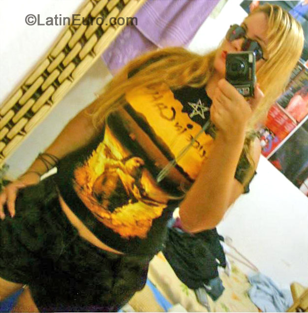 Date this delightful Brazil girl Evelin from Curitiba B-151