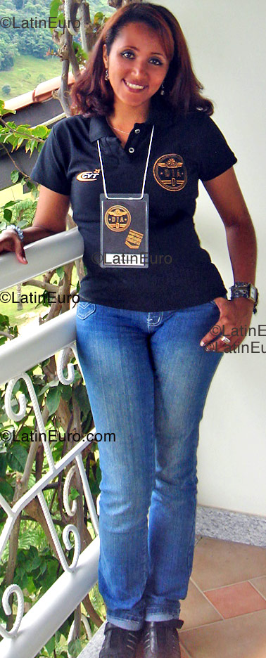 Date this hard body Brazil girl Fabiola from Campo Magro B1221