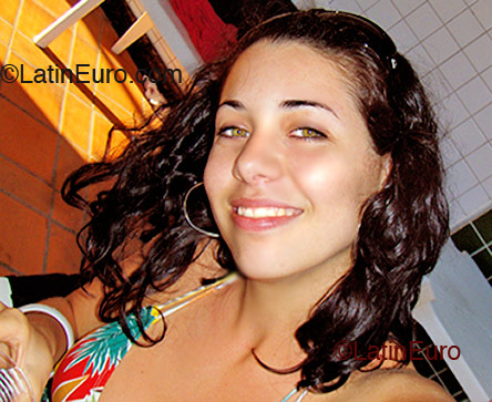 Date this nice looking Brazil girl Robertinha from Vitoria B2074
