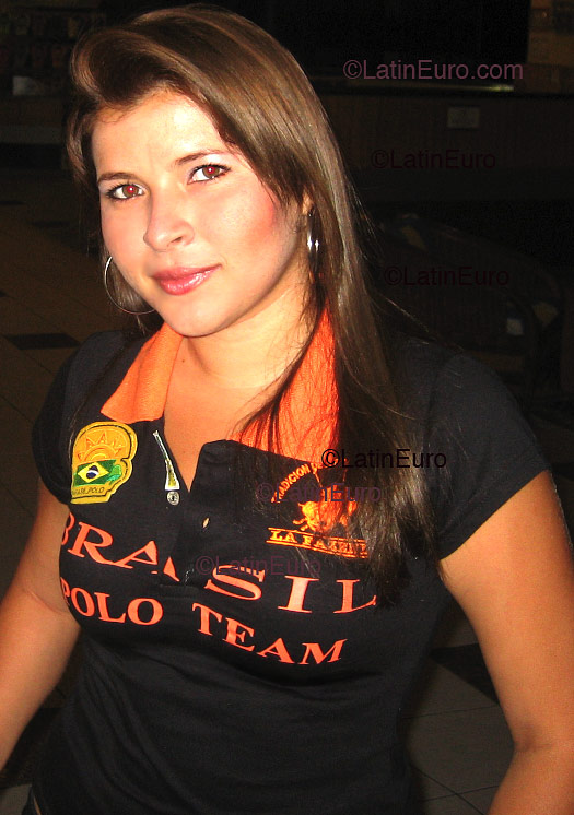 Date this good-looking Brazil girl Roberta from Fortaleza B2138