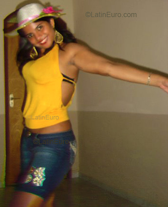 Date this attractive Brazil girl Osvania from  B2260