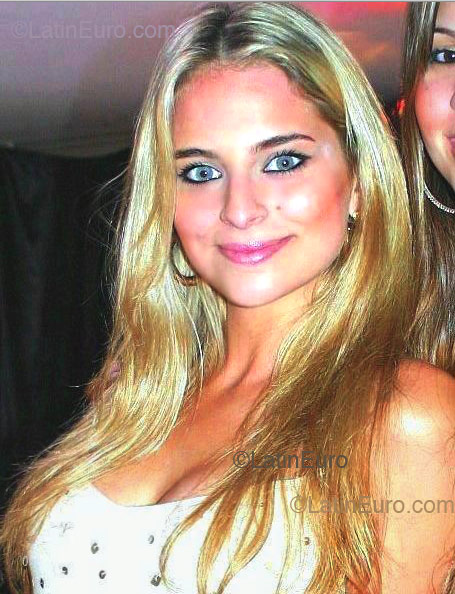 Date this attractive Brazil girl Kethy from Curitiba B2387