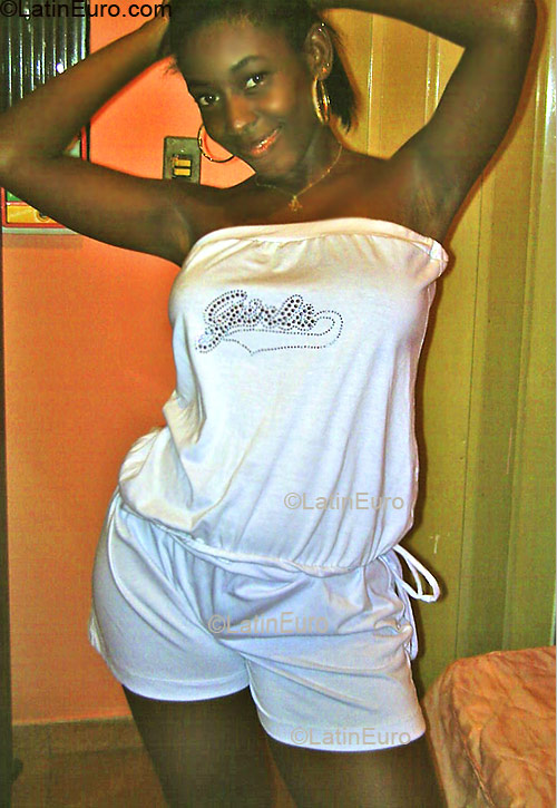 Date this voluptuous Brazil girl Thamyres from RIO DE JANEIRO B2946