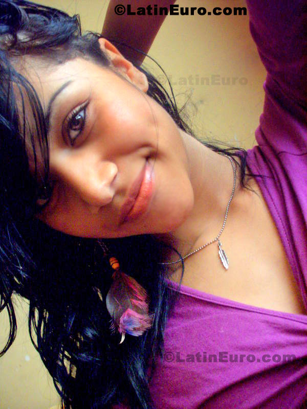 Date this stunning Brazil girl Mariana from Ibirite B340