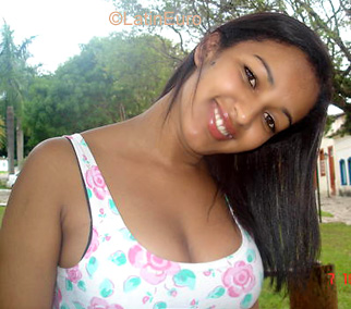 Date this happy Brazil girl Viviane from GOIANIA B3657