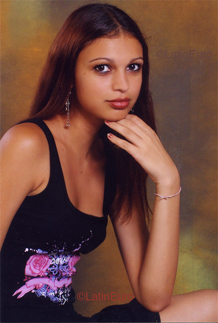 Date this pretty Brazil girl Ana from UBERLANDIA B4218