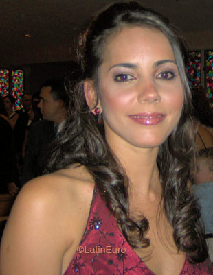 Date this voluptuous Brazil girl Alessandra from  B5143