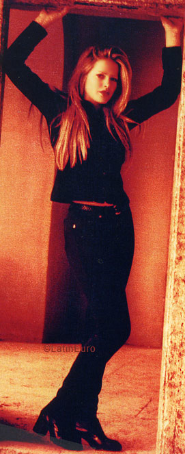 Date this attractive Brazil girl Adriana from CURITIBA B5515