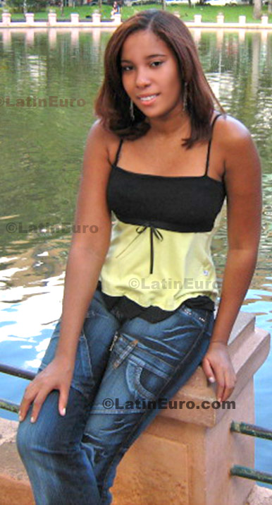 Date this lovely Brazil girl Roseane from Belo Horizonte B619