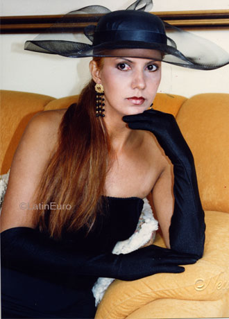 Date this stunning Brazil girl Lucia from IPATINGA B6934