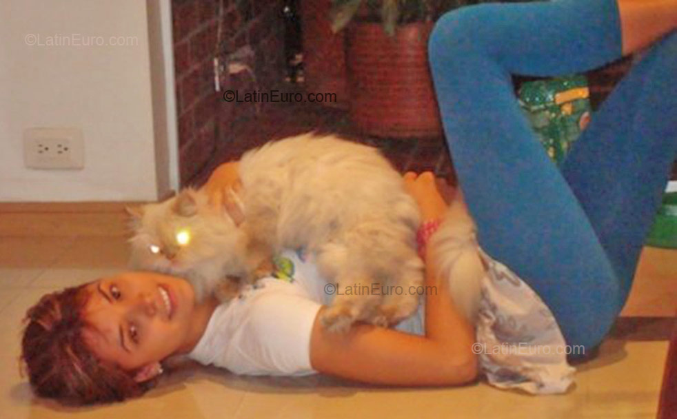 Date this sensual Colombia girl Andrea from Cali C7908