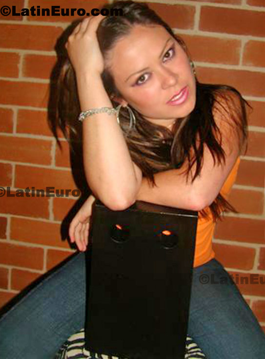 Date this sultry Colombia girl Damaris from  C8285