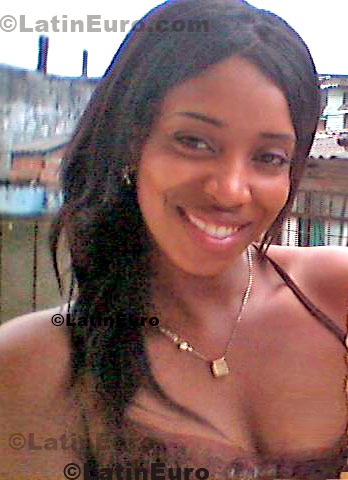 Date this stunning Colombia girl Indira from Buenaventura C8546