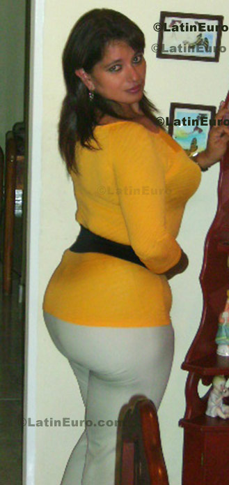 Date this sultry Colombia girl Lorena from Armenia C8576