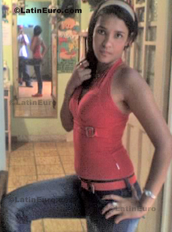 Date this attractive Colombia girl Carolina from Bogota C8628