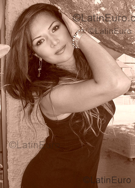 Date this young Colombia girl Luz from Bogota C8810