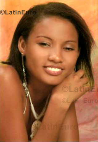 Date this young Colombia girl Laura from Cali C8827