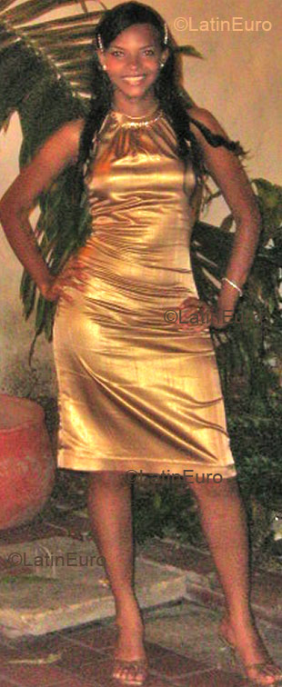 Date this nice looking Colombia girl Karen from Cartagena C9148