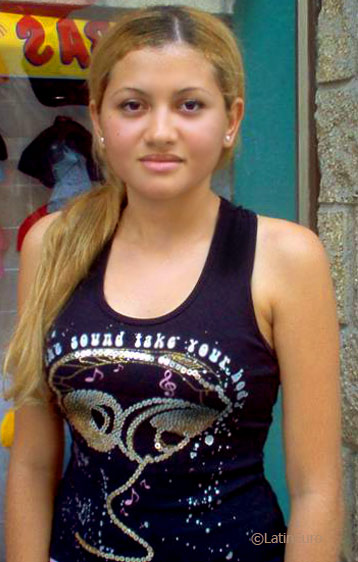 Date this nice looking Colombia girl Monica from Cartagena C9405