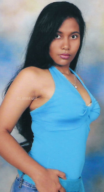 Date this lovely Colombia girl Yenes from Cartagena C9586