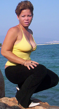 Date this hot Dominican Republic girl Quisquella from Barahona N2439