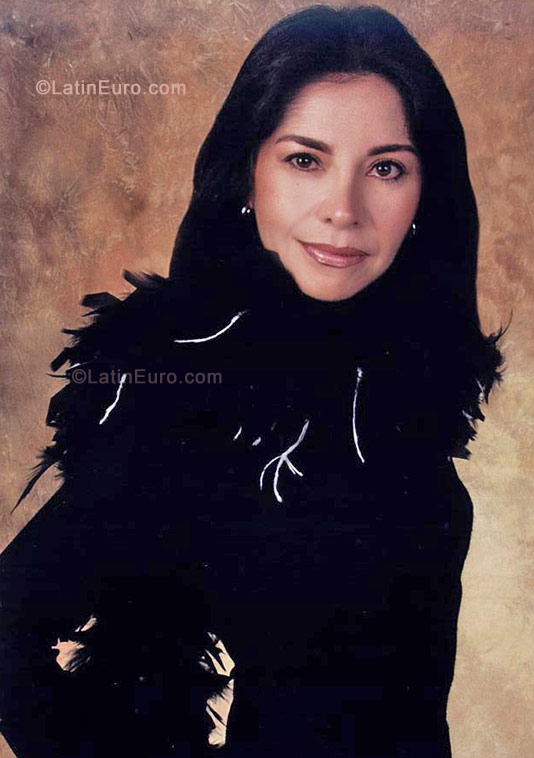 Date this nice looking Colombia girl Claudia Marcela from Bogota CO338