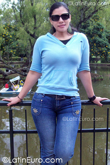 Date this attractive Colombia girl Zandalo from Bogota CO695