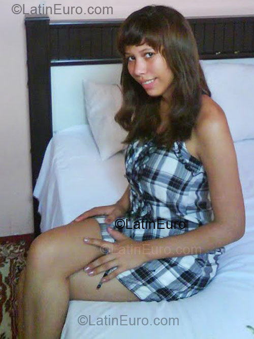 Date this hard body Brazil girl Hilary from Salvado BR2008