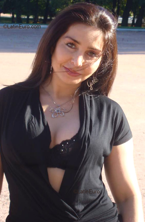 Date this hard body Brazil girl Cristiana from Tres Coracoes BR3851