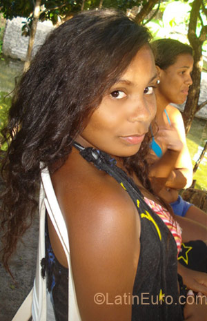 Date this nice looking Brazil girl Vivianne from Brasilia BR3051