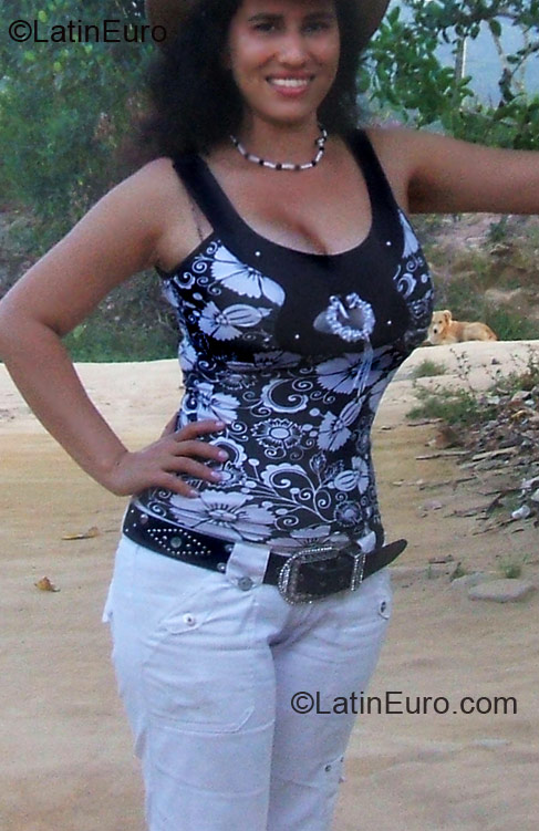 Date this happy Colombia girl Luz Marina from Cartagena CO4366