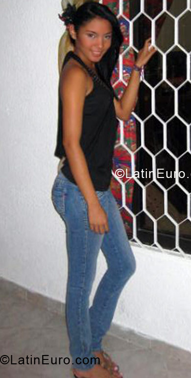 Date this lovely Colombia girl Maria Carolina from Santa Marta CO8432