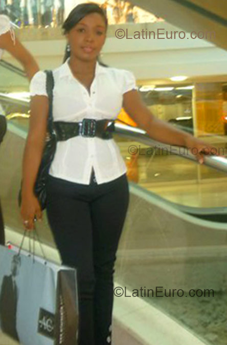 Date this gorgeous Colombia girl Adriana from Cartagena CO6573