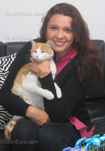 Date this athletic Colombia girl Alexa from Bogota CO4729