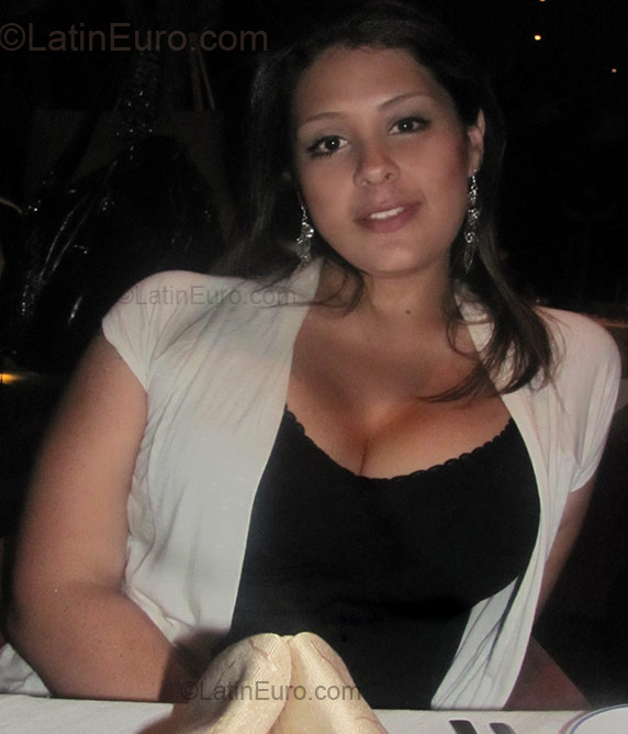 Date this nice looking Colombia girl Paula Andrea from Medellin CO4745