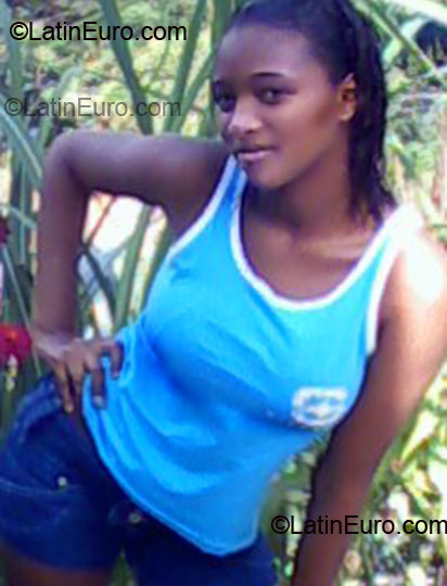 Date this nice looking Brazil girl Edila from Salvador BR3420