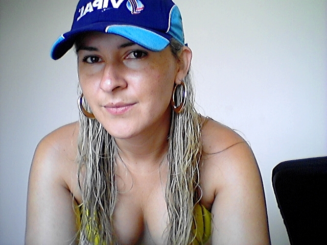 Date this attractive Brazil girl El from Brasilia BR3480