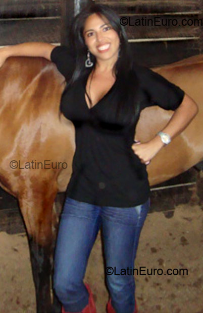 Date this athletic Colombia girl Mariela from Bogota CO4943