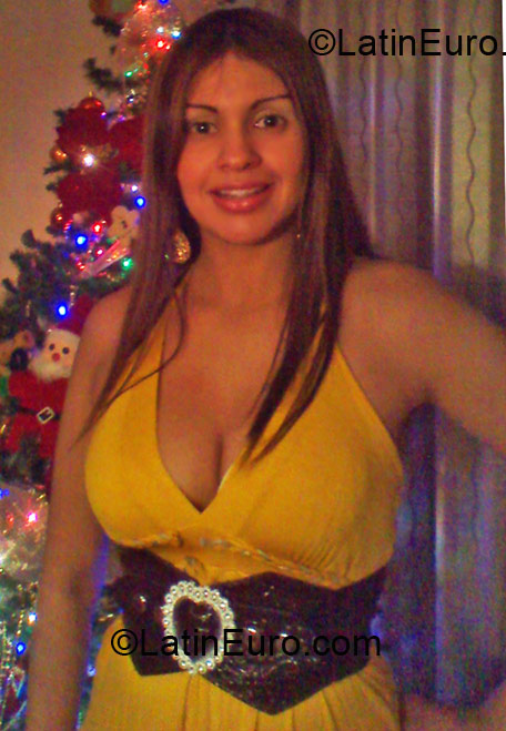 Date this sultry Venezuela girl Roxanna from Caracas VE29