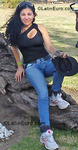 Date this voluptuous Colombia girl Mary from Ibague CO5456