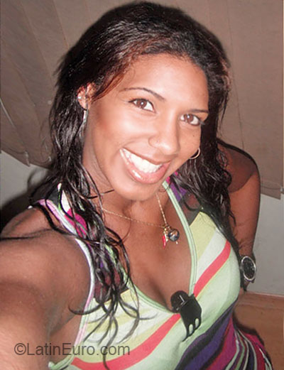 Date this athletic Brazil girl Venere from rio de janeiro BR4029