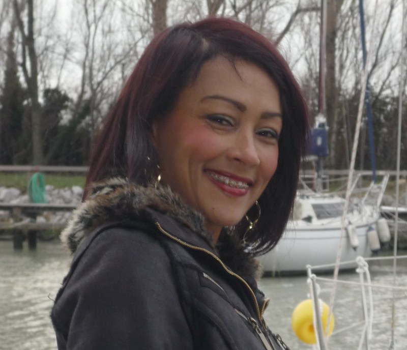 Date this nice looking Brazil girl Ana claudia from Salvador BR4077