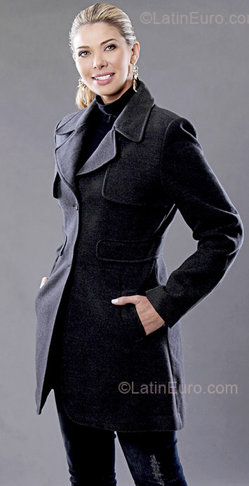 Date this stunning Brazil girl Andrea from Curitiba BR4159