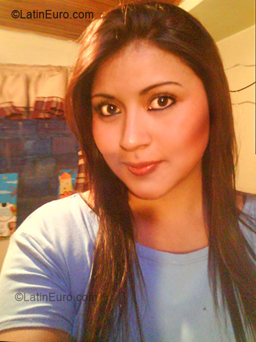 Date this nice looking Colombia girl Thannia from Bogota CO6115