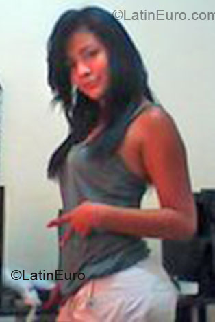 Date this nice looking Colombia girl Andrea from Cali CO6128