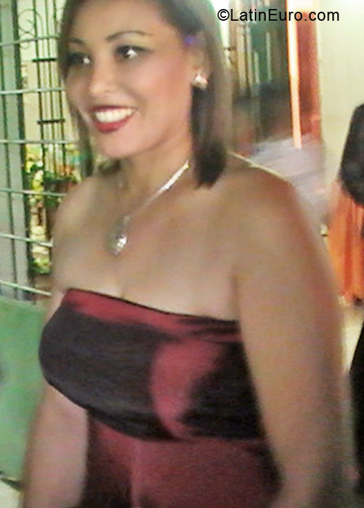 Date this nice looking Honduras girl Cathia from Colon HN286