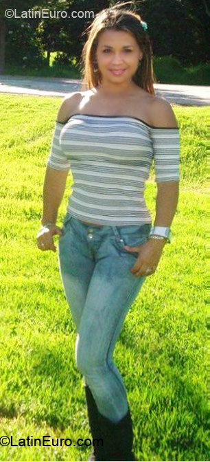 Date this good-looking Colombia girl Yesenia from Bogota CO6487