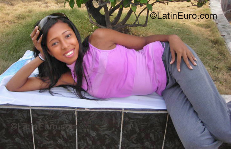 Date this foxy Dominican Republic girl Ana from Barahona DO6961