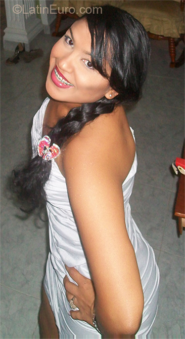 Date this charming Colombia girl Lily from Cartagena CO6683